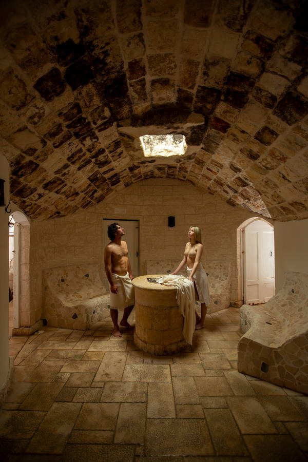 Coppia nel trullo del bagno turco