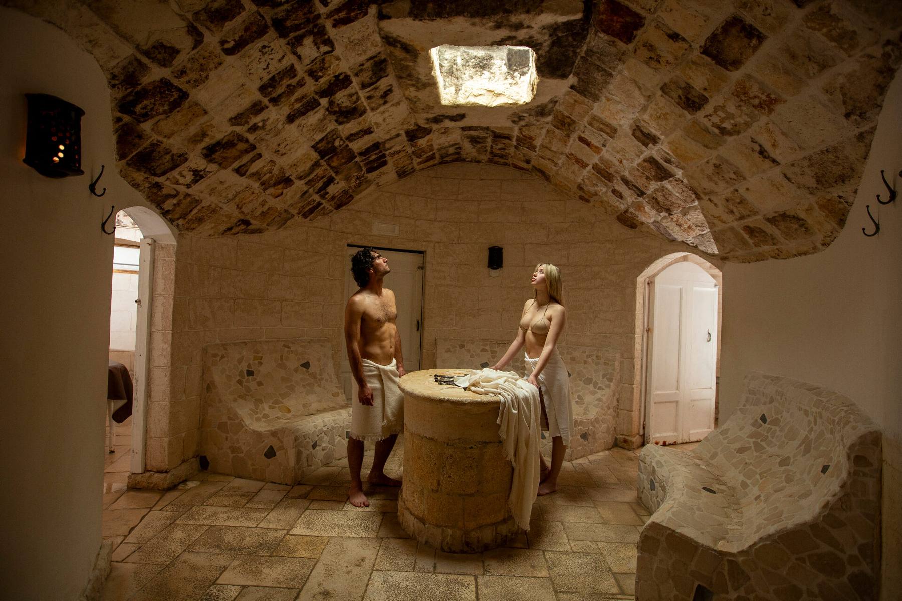 Piscina termale della Regina Spa illuminata da candele