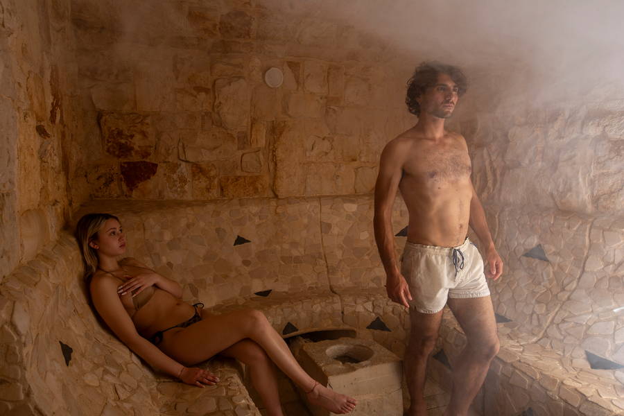 Hammam in pietra con vapore