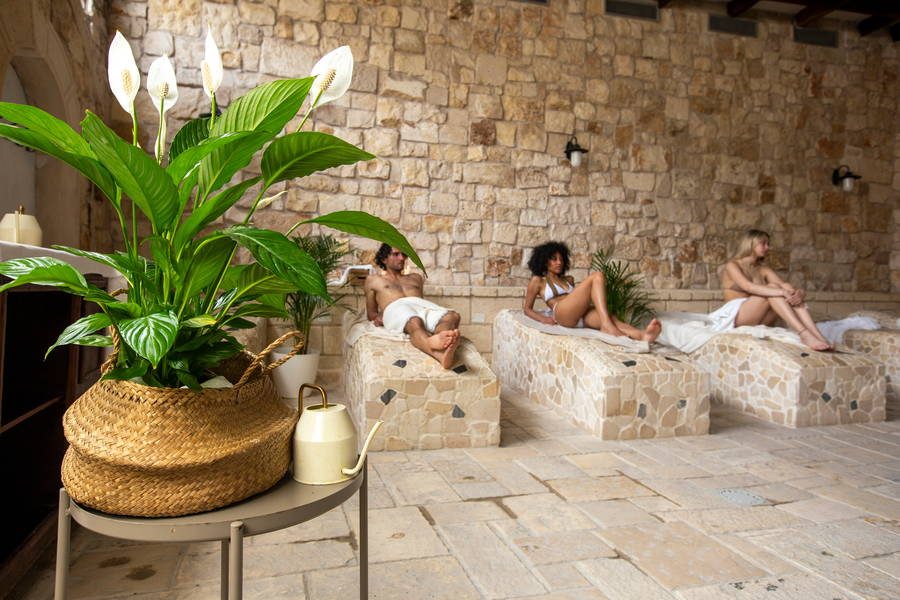 Area relax con lettini in pietra e piante