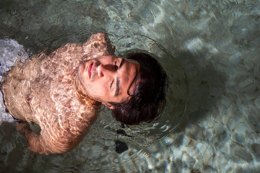 Ospite in immersione nella vasca termale