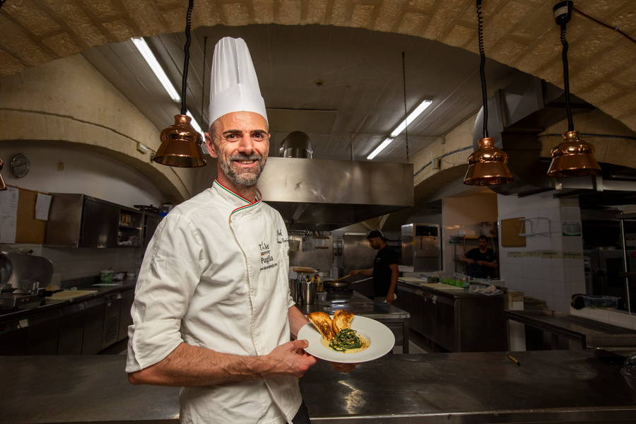 Lo chef del Noha in cucina con un piatto appena impiattato