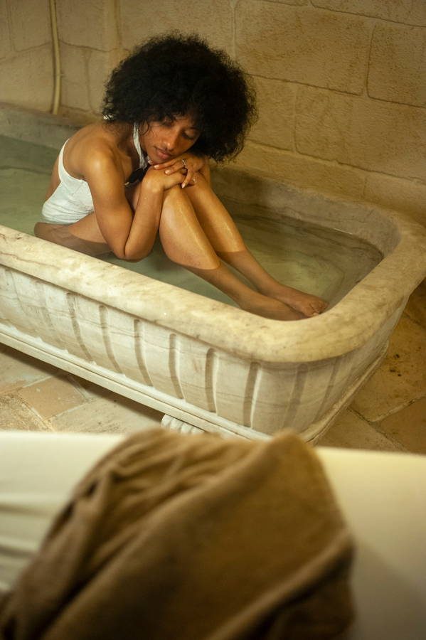 Bagno rigenerante nella vasca in marmo