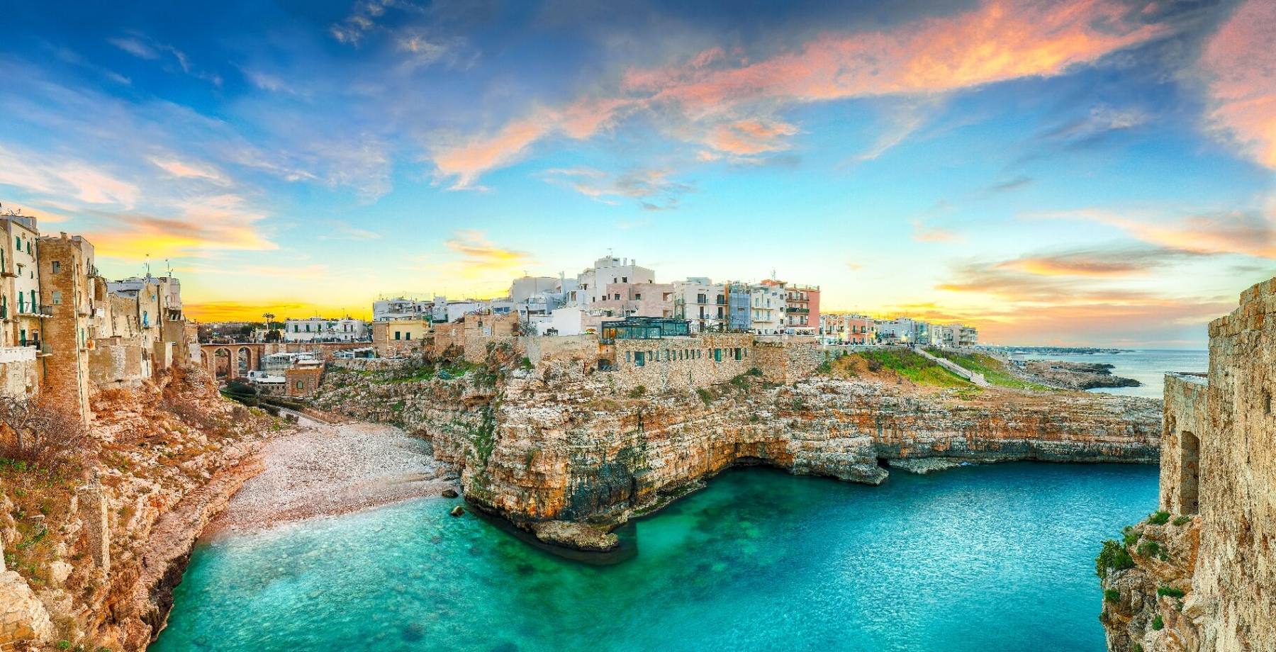 Polignano a Mare al tramonto, scogliera e mare turchese