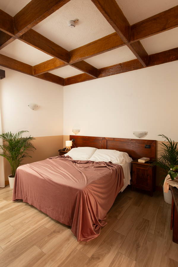 Camera matrimoniale con soffitto a cassettoni in legno