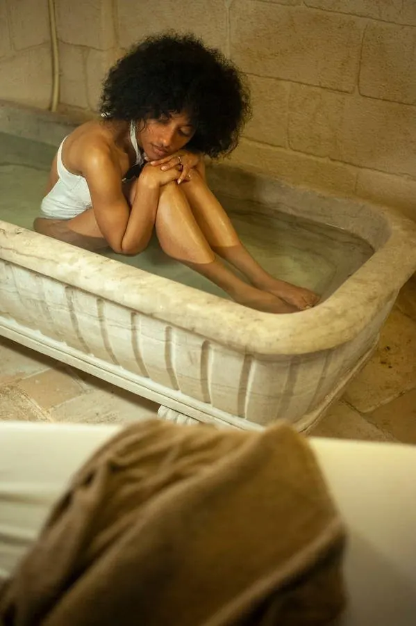 Bagno rigenerante nella vasca in marmo