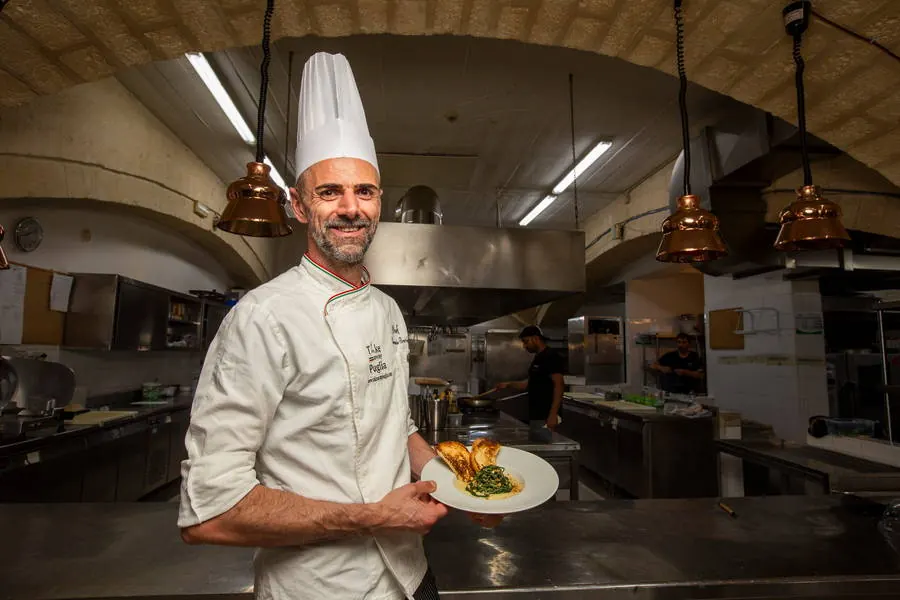 Lo chef del Noha in cucina con un piatto appena impiattato