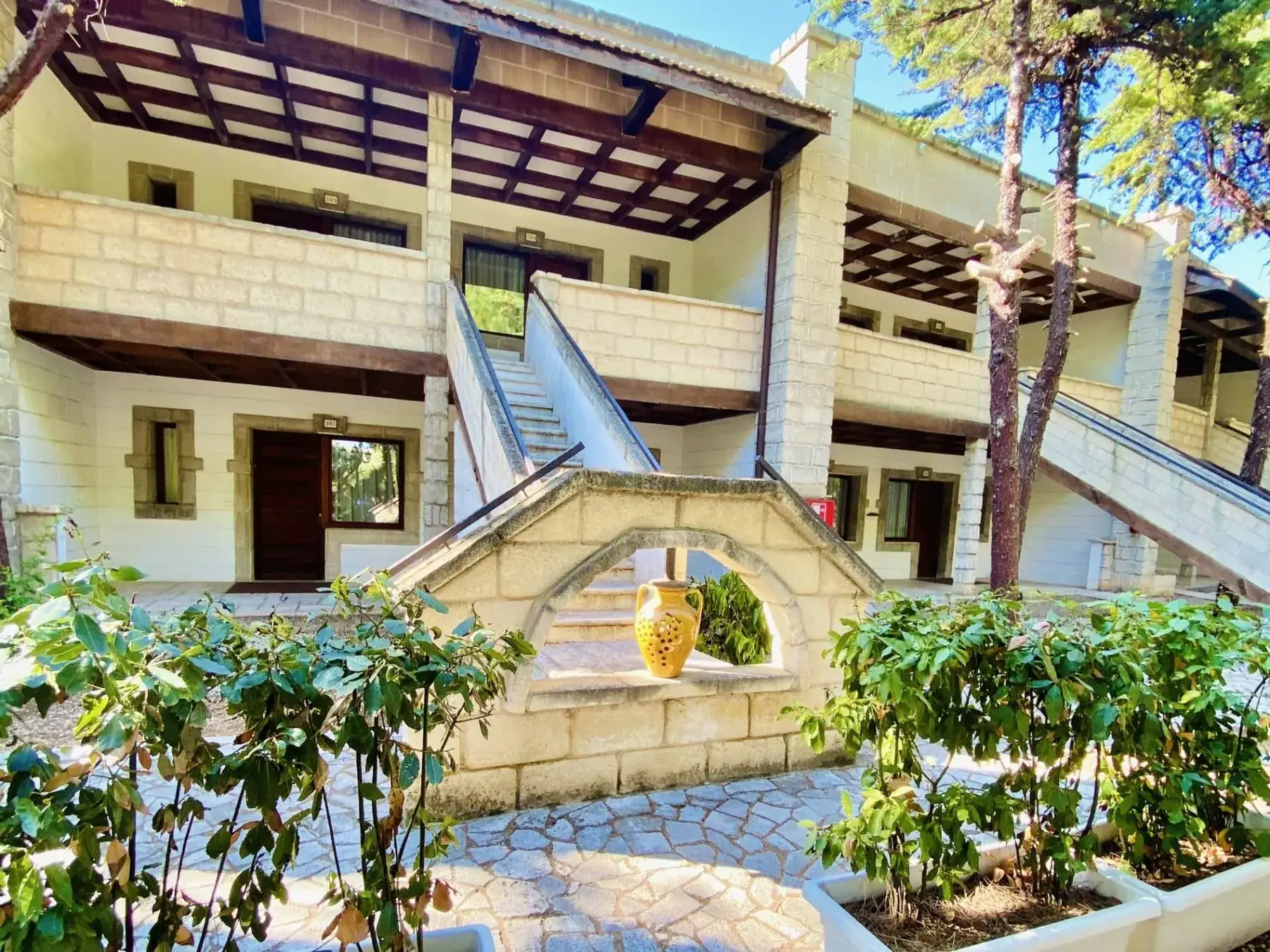 Scalinata in pietra e arcata del borgo hotel tra i pini