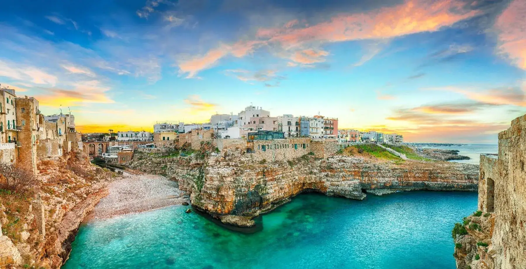 Polignano a Mare al tramonto, scogliera e mare turchese