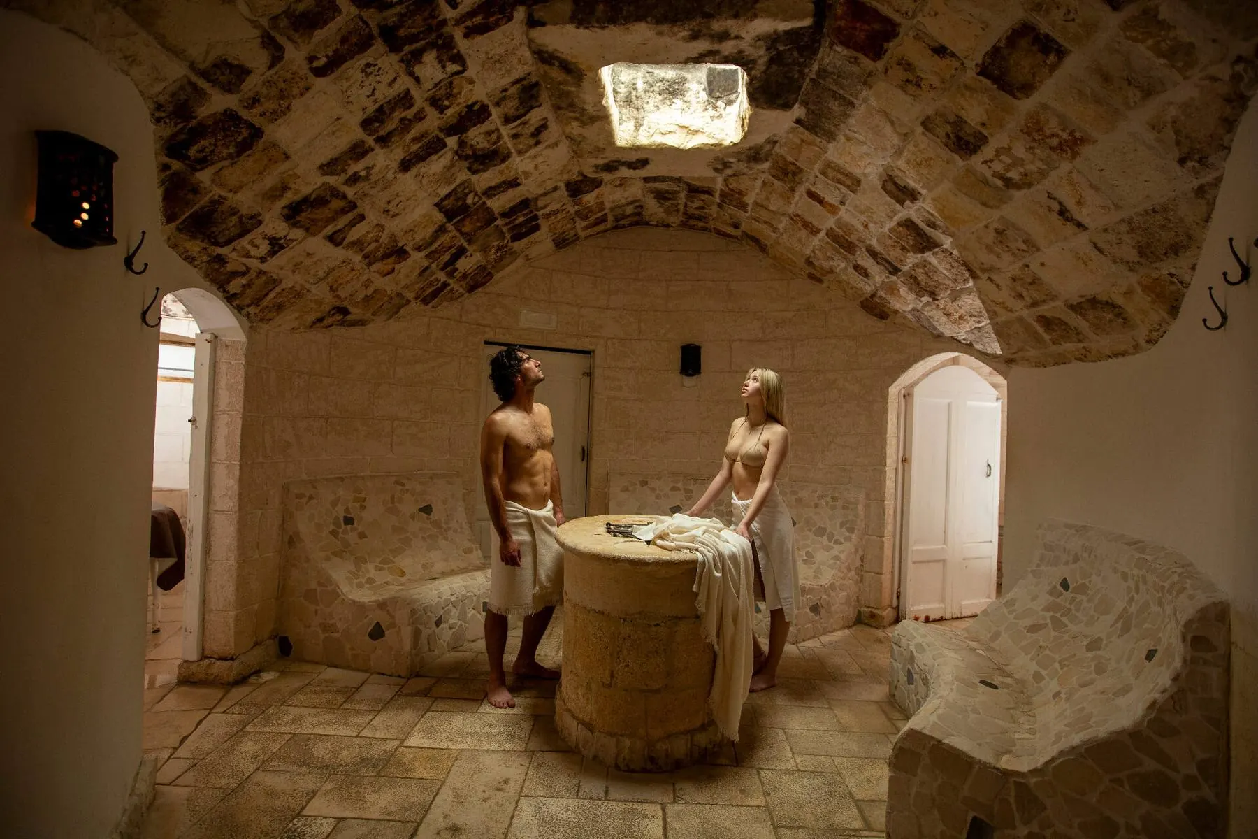 Piscina termale della Regina Spa illuminata da candele